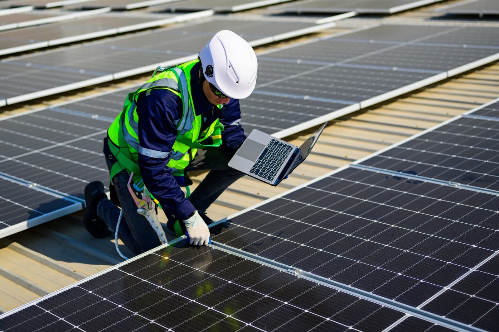 Ingeniero instalando paneles solares fotovoltaicos en techo